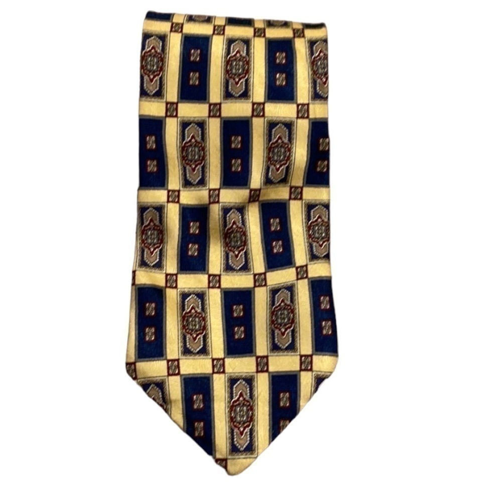 Pierre Balmain Paris . 100% silk tie.